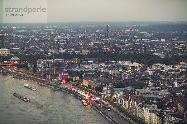 Deutschland  Düsseldorf  Luftaufnahme der Altstadt und des Rheins
