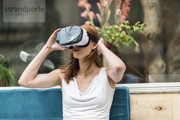 Rothaarige Frau mit Virtual Reality Brille