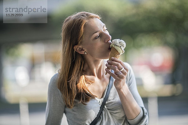 Frau isst Eiscreme