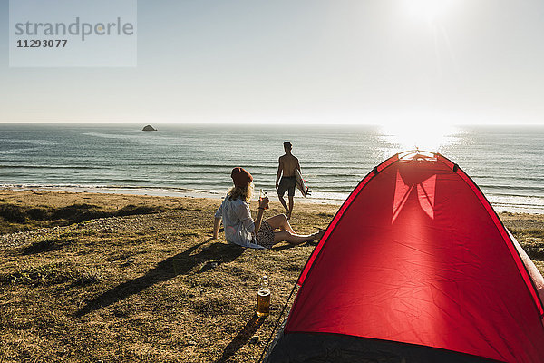 Junges Paar beim Camping am Meer