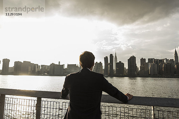 USA  New York City  Rückansicht des Geschäftsmannes mit Blick auf die Skyline von Manhattan