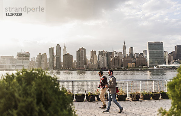 USA  New York City  zwei junge Männer entlang des East River