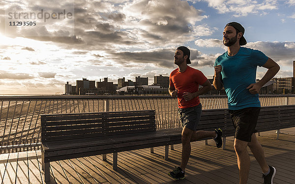 USA  New York City  zwei Männer laufen auf Coney Island