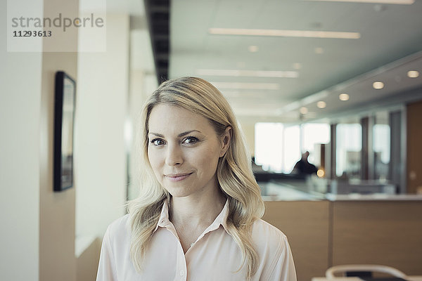 Blonde Frau im Büro  Portrait