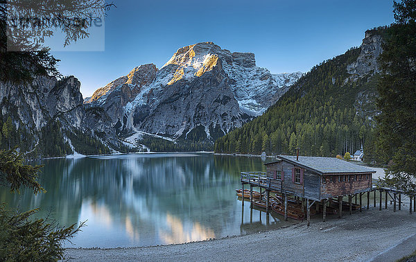 Italien  Südtirol  Pragser Wildsee bei Sonnenaufgang