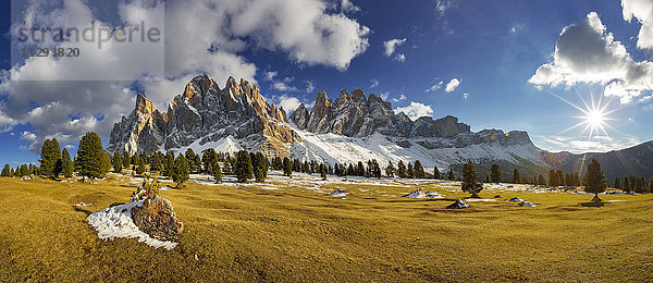 Italien  Südtirol  Geisler-Gruppe bei Sonnenuntergang