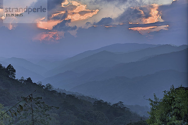 Thailand  Kamphaeng Phet  Mae Wong Nationalpark  Sonnenuntergang am Gipfel des Chong Yen