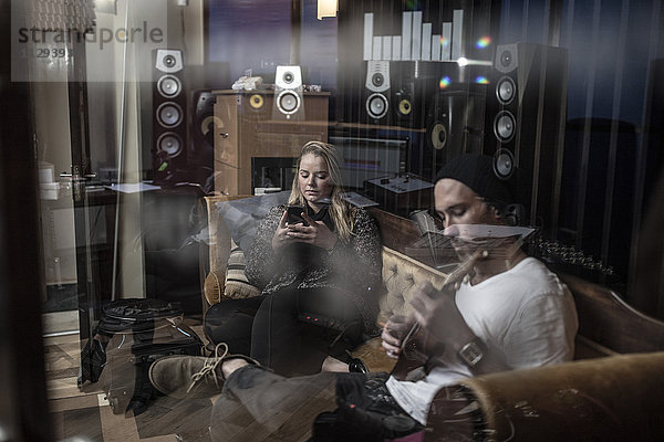 Zwei Musiker bei einer Pause im Aufnahmestudio