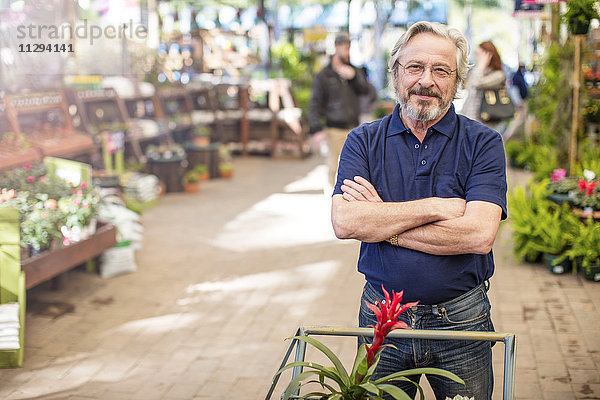 Senioreneinkauf für Pflanzen im Gartencenter