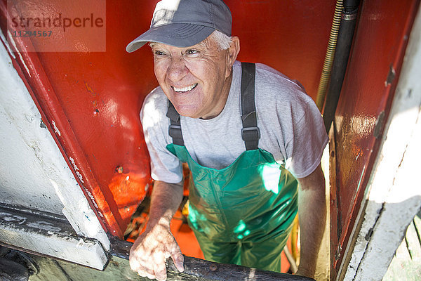 Fischer bei der Arbeit am Trawler