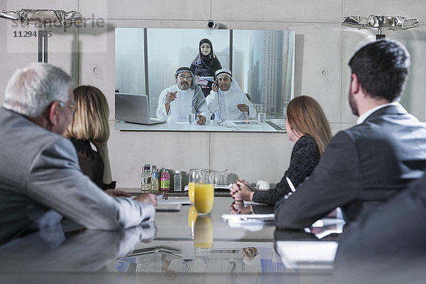 Geschäftsleute in Videokonferenz mit Kunden aus dem Mittleren Osten