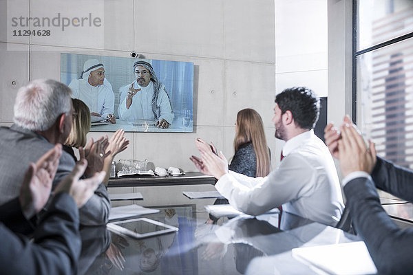 Geschäftsleute in Videokonferenz mit Kunden aus dem Mittleren Osten