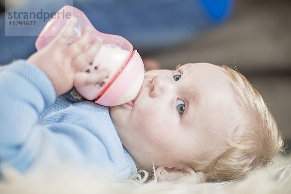 Baby Mädchen trinkt Milchflasche