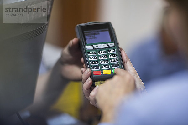Kunde nutzt Kreditkartenleser im Geschäft