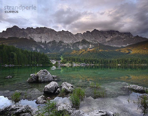 Eibsee  hinten Wettersteingebirge mit Zugspitze  Wolken ziehen über die Gipfel  Morgenstimmung  Grainau  Garmisch-Partenkirchen  Bayern  Deutschland  Europa