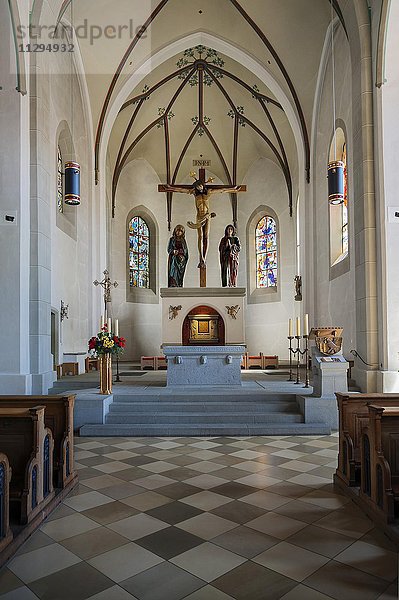 Altarraum  Innenansicht  katholische Kirche Peter und Paul  Oberstaufen  Oberallgäu  Bayern  Deutschland  Europa