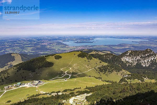 Ausblick vom Gipfel der Kampenwand auf den Chiemsee  Chiemgau  Bayern  Deutschland  Europa