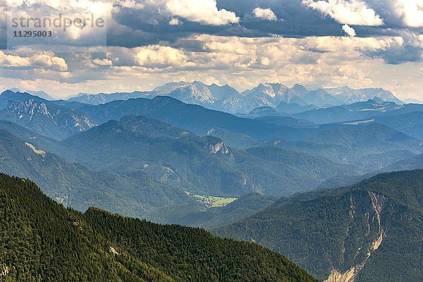 Ausblick von der Kampenwand auf die Berchtesgadener Alpen  Aschau  Bayern  Deutschland  Europa