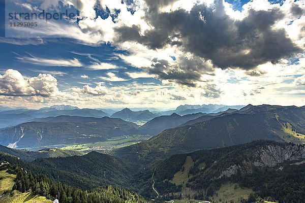 Ausblick von der Kampenwand auf Schlechinger Forst und Schleching mit Achental  Chiemgauer Alpen  Aschau  Bayern  Deutschland  Europa