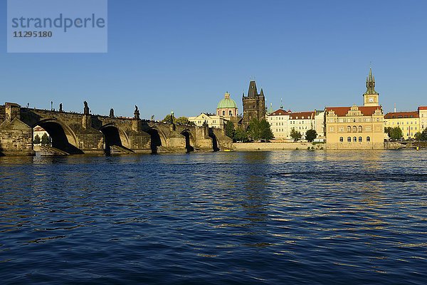 Karlsbrücke über die Vltava mit St. Franziskuskirche  Altstädter Brückenturm und Smetana-Museum  Prag  Tschechien  Europa