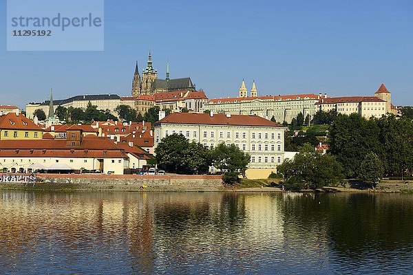 Prager Burg mit Veitsdom auf dem Burgberg Hradschin  Moldau  Prag  Tschechien  Europa