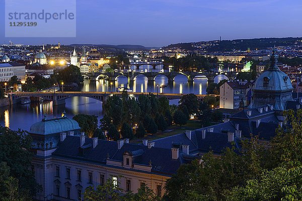 Vltava mit Brücken  Karlsbrücke  vorne das tschechische Parlament  Prag  Tschechien  Europa