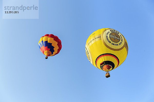 Zwei Heißluftballone steigen in die Luft  Heißluftballon-Festival  26. Warsteiner internationale Montgolfiade  Warstein  Sauerland  Nordrhein-Westfalen  Deutschland  Europa