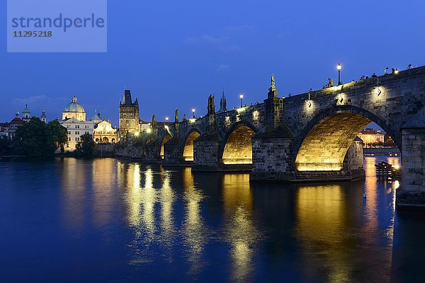 Karlsbrücke über die Vltava mit St. Franziskuskirche und Altstädter Brückenturm  Prag  Tschechien  Europa