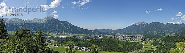 Aussicht von der Burgruine Ehrenberg in das Lechtal und Reutte  Tirol  Österreich  Europa