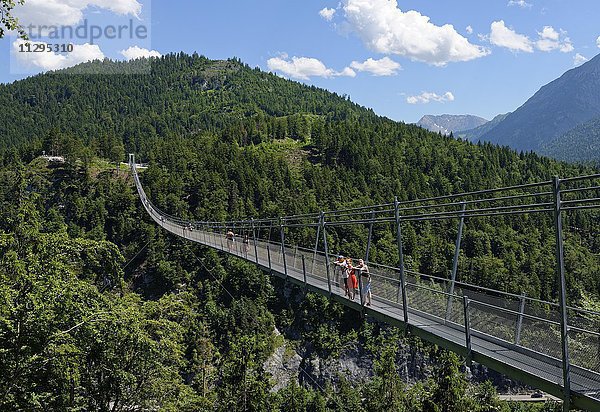 Fußgänger auf der Hängebrücke highline179  bei Reutte  Tirol  Österreich  Europa