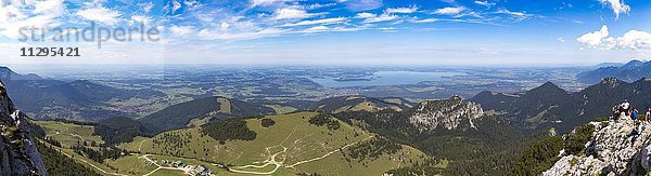 Ausblick vom Gipfel der Kampenwand auf den Chiemsee  Chiemgau  Bayern  Deutschland  Europa