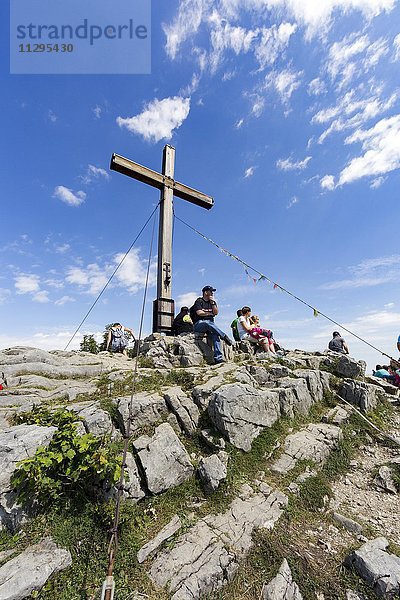 Gipfelkreuz am Staffelstein  unterhalb der Kampenwand  Aschau im Chiemgau  Bayern  Deutschland  Europa