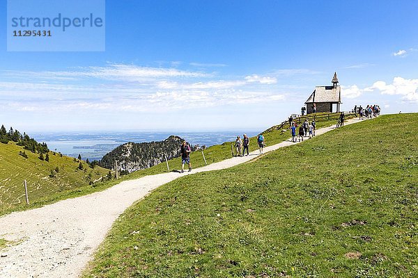 Steinlingkapelle an der Steinlingalm  hinten Chiemsee  Aschau im Chiemgau  Bayern  Deutschland  Europa