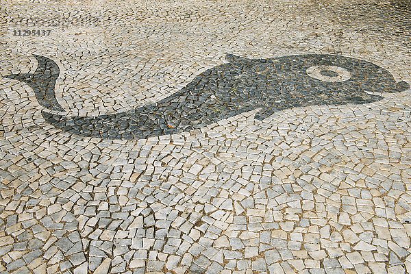 Fischfigur  Mosaik im Straßenpflaster  Lissabon  Portugal  Europa