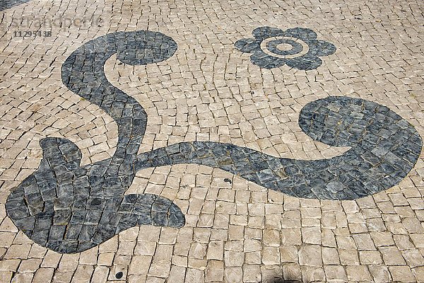 Mosaik im Straßenpflaster  Lissabon  Portugal  Europa