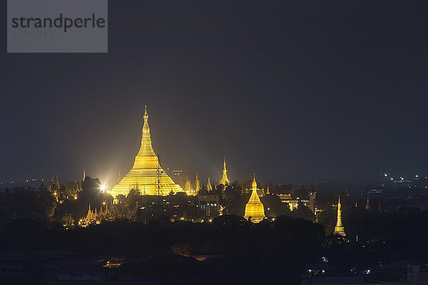 Ausblick auf Shwedagon Pagode bei Nacht  Rangun  Myanmar  Asien