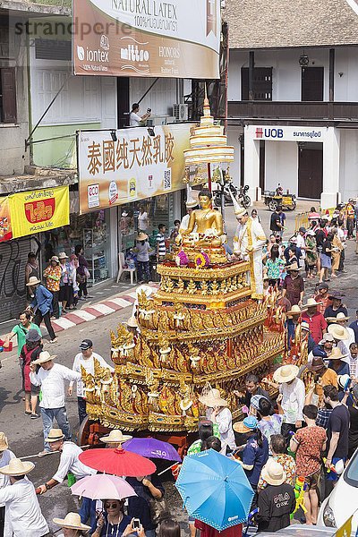 Songkran Day Parade 2016  mit Wat Phra Singh Statue  thailändisches Neujahrsfest  Chiang Mai  Thailand  Asien