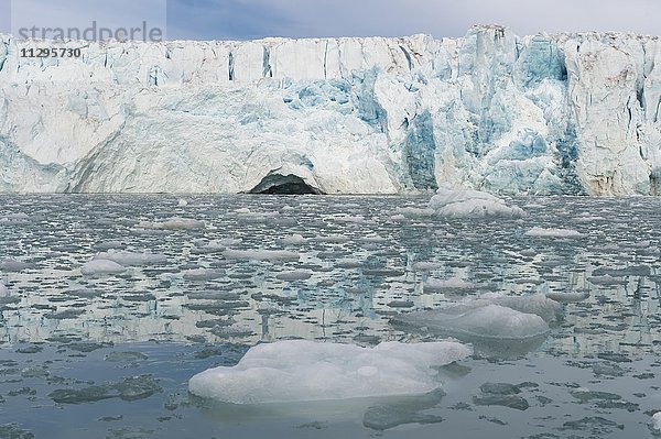 Lilliehöök Gletscher mit Gletschertor  Lilliehöök Fjord  Insel Spitzbergen  Spitzbergen Inselgruppe  Norwegen  Europa
