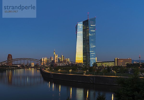 Europäische Zentralbank bei Sonnenaufgang vor Frankfurter Skyline  Frankfurt am Main  Hessen  Deutschland  Europa