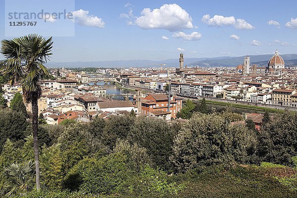 Ausblick vom Piazzale Michelangelo  Fluss Arno  Brücke Ponte Vecchio  Palazzo Vecchio und Dom  Kathedrale Santa Maria del Fiore  Florenz  Toskana  Italien  Europa