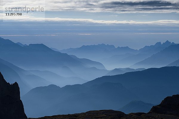 Ausblick über das Auronzo-Tal  Bergketten der Dolomiten im blauen Dunst  Südtirol  Italien  Europa