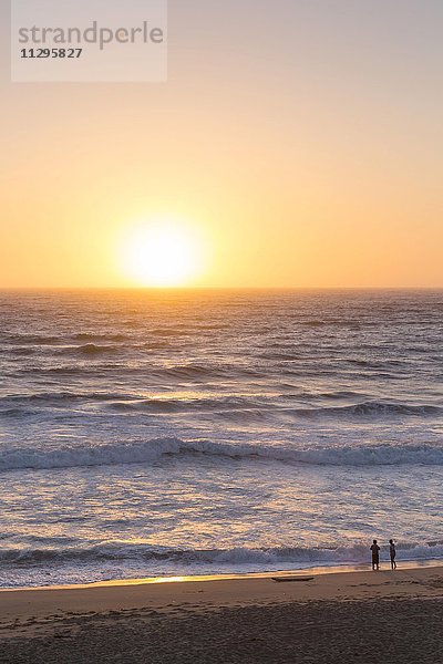 Sonnenuntergang  Kinder am Strand  Pazifikküste  Pacific Coast Highway  Kalifornien  USA  Nordamerika
