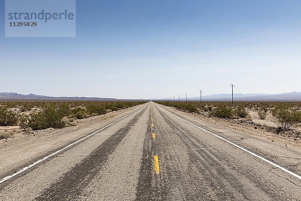 Einsame lange Straße  Route 66 in der Mohave Wüste  Kalifornien  USA  Nordamerika