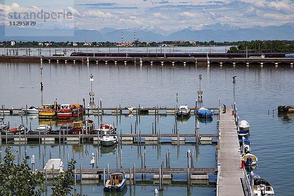 Sportboothafen mit Straßen- und Bahndamm  Ausblick über die Lagune von Venedig  hinten Alpen  Tronchetto  Venedig  Venetien  Italien  Europa