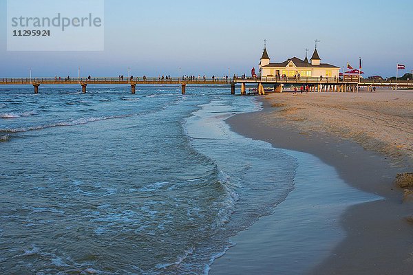 Strand mit Seebrücke Ahlbeck im Abendlicht  Seebad Ahlbeck  Insel Usedom  Mecklenburg-Vorpommern  Deutschland  Europa