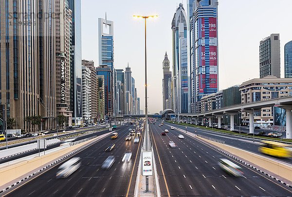 Straßenverkehr auf der Sheikh Zayed Road mit Skyline  downtown  Dubai