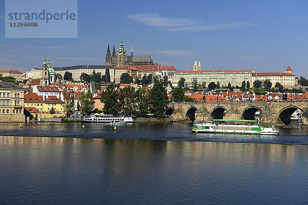 Prager Burg mit Veitsdom auf dem Burgberg Hradschin  Moldau mit Ausflugsschiffen  Prag  Tschechien  Europa