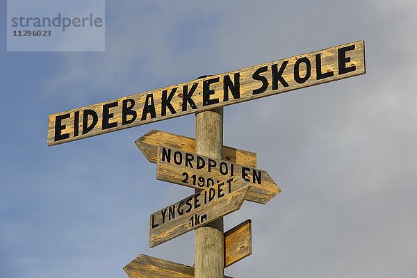 Wegweiser in alle Richtungen  Eidebakken Schule  Lyngseidet  Lyngen Kommune  Troms  Norwegen  Europa