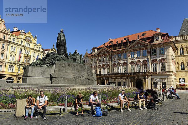 Jan-Hus-Denkmal vor dem Palais Golz-Kinsky am Altstädter Ring  Prag  Tschechien  Europa