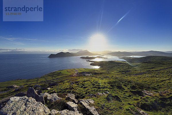 Sonnenaufgang  Aussicht über Küste und Meer  Aussichtspunkt am Geokaun mountain  Valentia Island  Co. Kerry  Irland  Europa